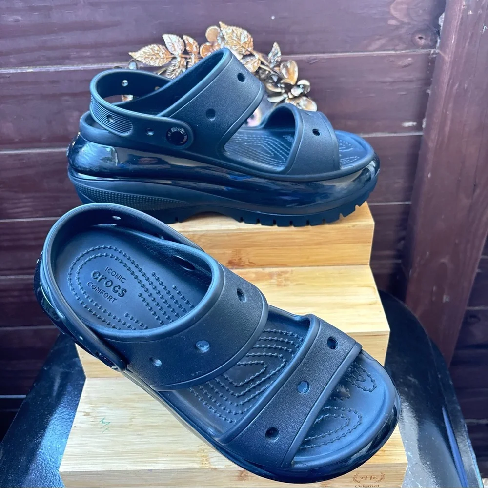 Crocs Classic Mega Crush Sandals.women’s